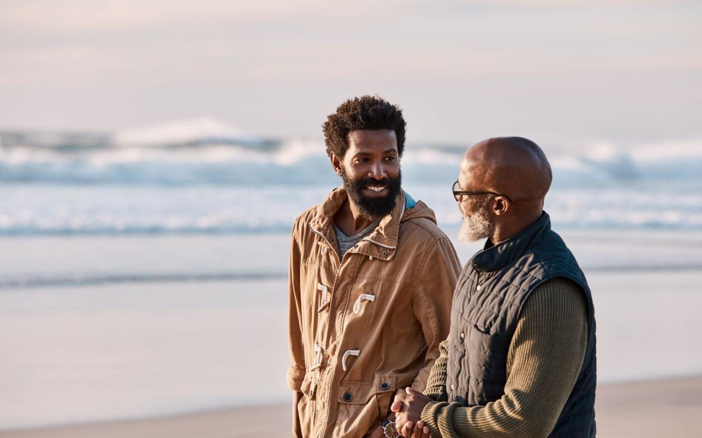 Deux hommes sur la plage